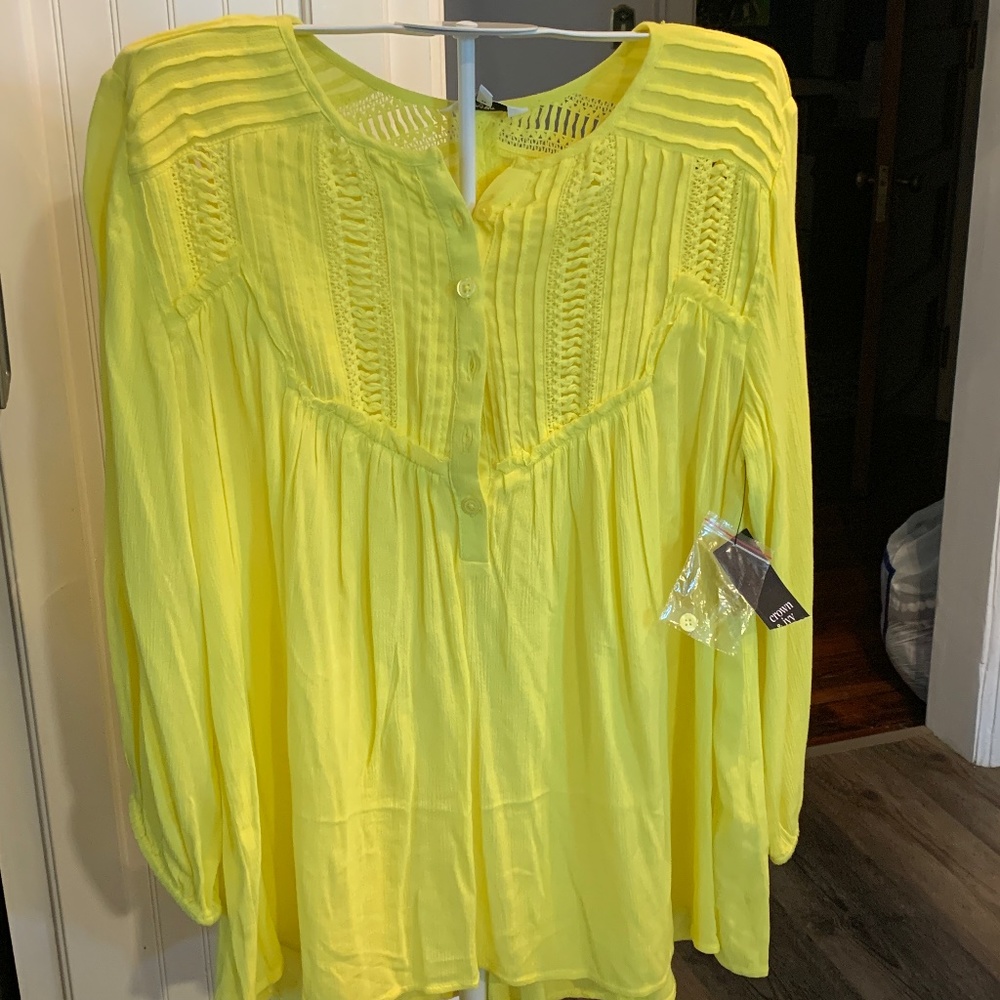 Crown snd Ivy Southbof the Border peasant blouse in yellow gold. NWT. Retail 58
